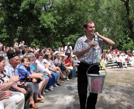 Татарский праздник Сабантуй в Ростове-на-Дону, 4.07.2009 г. Состязания по переносу ведер на коромысле. Фото корреспондента "Кавказского узла" 