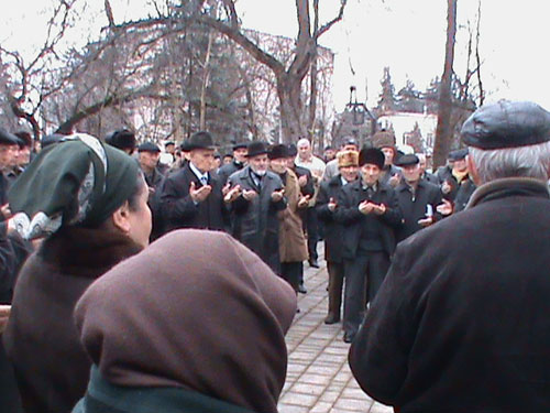 Митинг балкарского народа у Мемориала жертвам насильственной депортации балкарского народа. Нальчик, 8 марта 2010 года. Фото "Кавказского Узла"