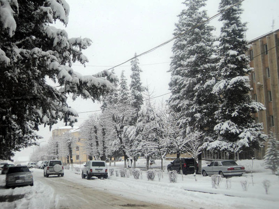 Рядом с мерией города, справа.