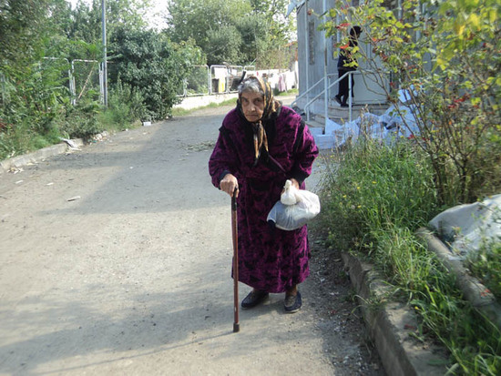 Одинокие получают свой "паёк"...