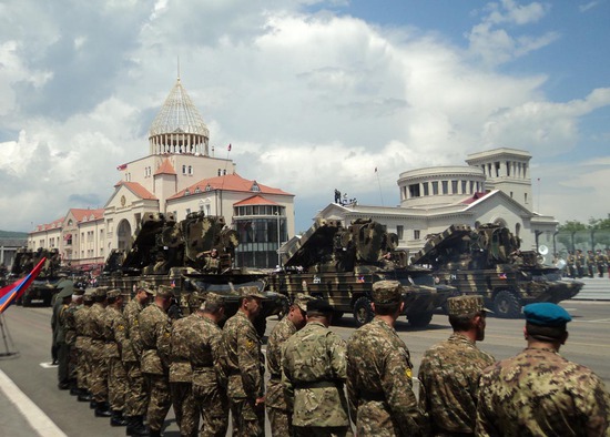 Военный парад в Степанакерте.