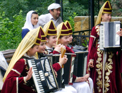 Участники концертной программы фестиваля айрана. КЧР, Малокарачаевский район, село Красный Курган, 1 июля 2012 г. Фото Лейлы Гочияевой для "Кавказского узла" 