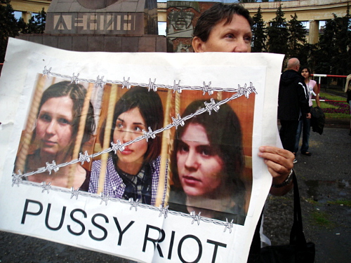 Участница автопробега с плакатом в защиту Pussy Riot. Волгоград, 16 августа 2012 г. Фото Татьяны Филимоновой для "Кавказского узла"