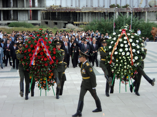 Военнослужащие почётного караула с венками.