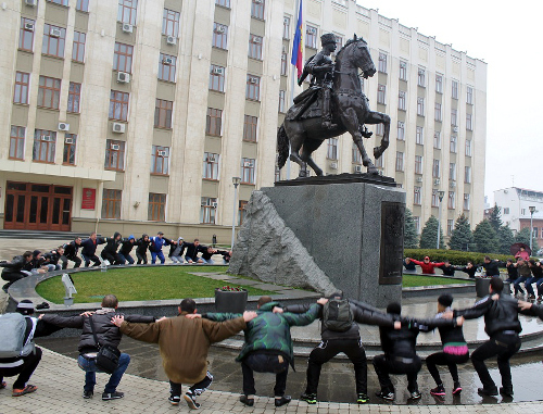 Разминка участников "Русской пробежки" у здания краевой администрации. Краснодар, 16 марта 2013 г. Фото Андрея Кошика для "Кавказского узла"