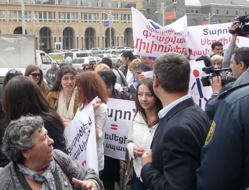 Протестующие у здания мэрии. Надписи на плакатах: "Тарон, верни украденные миллионы", "Лишим РПА голосов от Еревана",  ''Освободите общественные места от Мишиков'', ''Хочешь вновь стать мэром? Для чего?''. Ереван, 19 апреля 2013 г. Фото Армине Мартиросян для "Кавказского узла" 