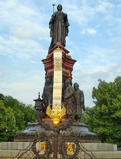 Памятник Екатерине Великой (Центральную часть постамента занимает Жалованная грамота). Краснодар. Фото: Elgato forever http://commons.wikimedia.org/