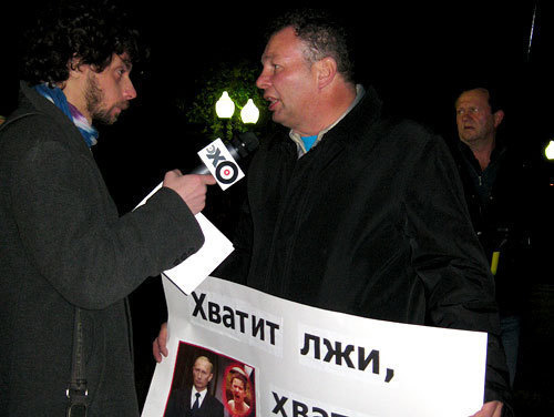 Михаил Кригер на митинге в память о жертвах террористического акта в театральном центре на Дубровке. Москва, Чистопрудный бульвар, 26 октября 2009 года. Фото "Кавказского Узла"
