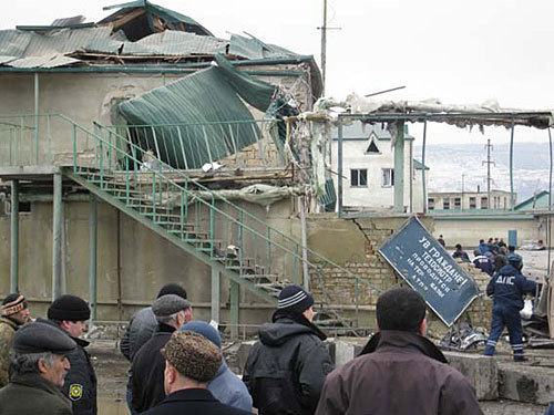 Последствия взрыва на базе ГИБДД в Махачкале 6 января 2010 г. Фото "Кавказского Узла"