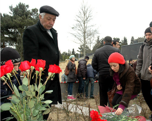 Ясамальское кладбище, Баку, 2 марта 2011 г. Журналисты и представители демократической общественности возлагают цветы на могилу главного редактора журнала "Монитор" Эльмара Гусейнова, убитого 2 марта 2005 года у порога своей квартиры. Второй слева -- отец покойного журналиста Сабир Гусейнов. Фото "Кавказского узла".