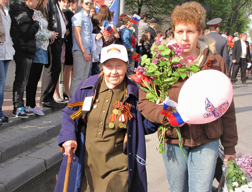 Празднование Победы в Ростове-на-Дону. Екатерина Деканис (слева), Юго-Западный фронт. 9 мая 2011 года. Фото "Кавказского узла"
