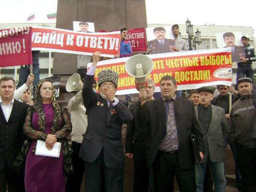 Дагестан. Общереспубликанский антикоррупционный митинг на площади Ленина в Махачкале. Выступает Магомед Залибеков, общественный деятель, капитан в отставке. 3 октября 2011 г. Фото Патимат Махмудовой для "Кавказского узла"