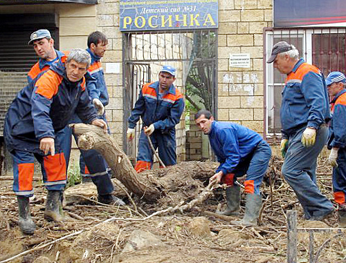 Расчистка завалов в пострадавшем от наводнения Дербенте. 10 октября 2012 г. Фото пресс-службы ГУ МЧС по Республике Дагестан, http://www.05.mchs.gov.ru