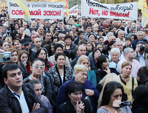 Участники митинга "За честные итоги выборов". Северная Осетия, Владикавказ, 16 октября 2012 г. Фото Эммы Марзоевой для "Кавказского узла"