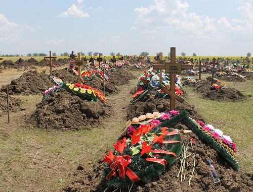 Могилы жителей Крымска, погибших во время наводнения 7 июля 2012 г. Краснодарский край, Крымск,13 июля 2012 г. Фото Никиты Серебрянникова для 2Кавказского узла"