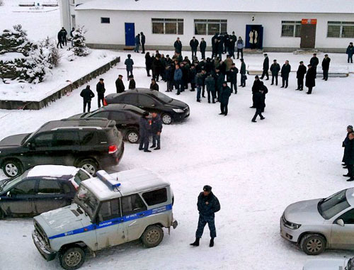 Возле Кабардино-Балкарского Государственного аграрного университета. Нальчик, 25 декабря 2012 г. Фото: МВД по Кабардино-Балкарской Республике, http://07.mvd.ru