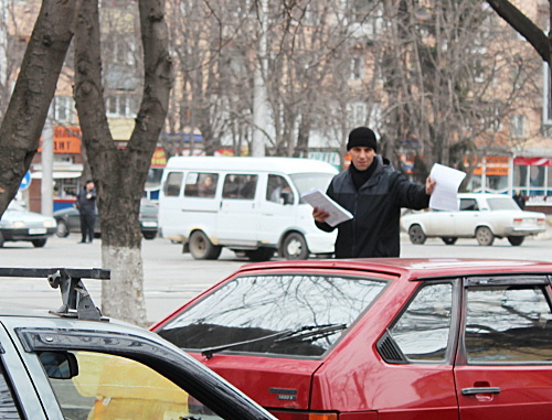 Участник пикета против деятельности ОАО "Электроцинк" раздает листовки. Владикавказ, 16 февраля 2013 г. Фото Эммы Марзоевой для "Кавказского узла"