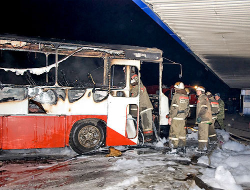 На месте взрыва автобуса в Невинномысске. 9 декабря 2007 г. Фото: информационный портал города Невинномысска, http://www.nevinkaonline.ru/