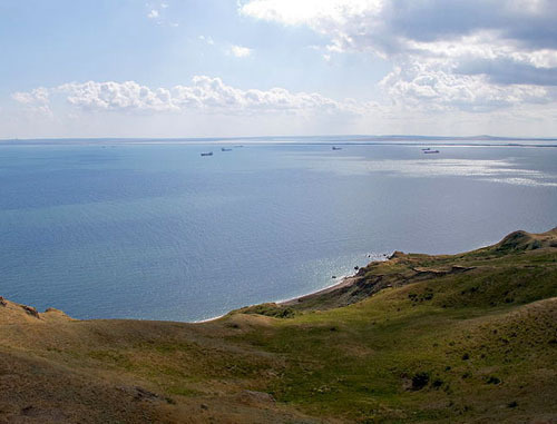 Вид с башни Еникальского маяка на Керченский пролив. Фото: Solundir http://ru.wikipedia.org/