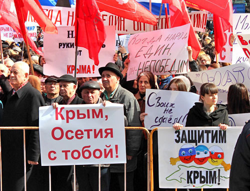 Митинг в поддержку политики российских властей в Крыму. Владикавказ, 14 марта 2014 г. Фото Эммы Марзоевой для "Кавказского узла"