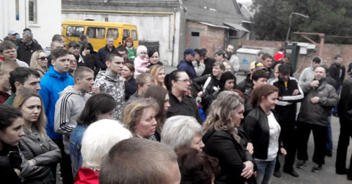 Митинг, посвященный драке в Минеральных водах. 28 сентября 2014 г.  Фото: Блокнот Ставрополь http://bloknot-stavropol.ru/news/na-mitinge-v-minvodah-policija-dokazyvala-chto-cakanjan---kazak-a-ne-sotrudnik-policii