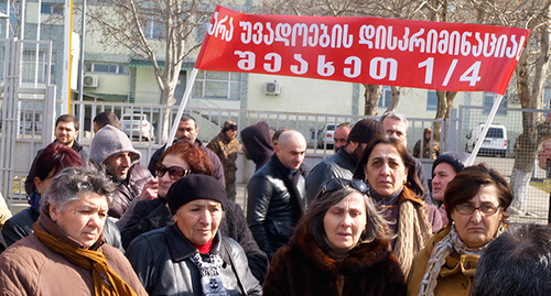 Родственники заключенных перед  зданием Глданской тюрьмы №8 под транспарантом «Нет дискриминации пожизненно заключенных».  Тбилиси, февраль 2015 г. Фото Беслана Кмузова для «Кавказского узла»