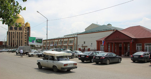 Улица Каланчакская, где находится здание Урус-Мартановского городского суда (справа). Урус-Мартан, Чечня. Фото Магомеда Магомедова для "Кавказского узла"