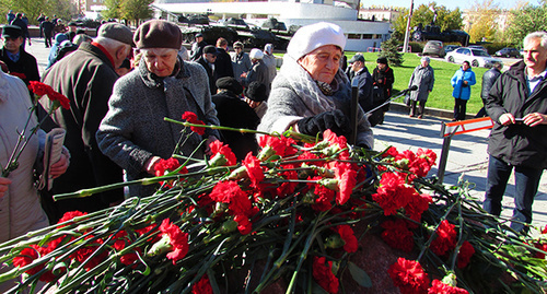 Возложение цветов к памятнику "Жертвам политических репрессий". Волгоград, 30 октября 2015 г. Фото Вячеслава Ященко для "Кавказского узла"