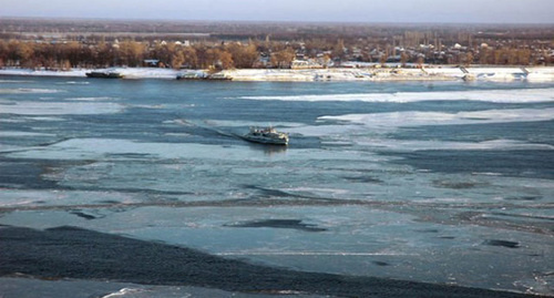 Волга в районе острова Сарпинского. Фото: http://bloknot-volgograd.ru/news/v-volgograde-na-ostrov-sarpinskiy-lyudey-dostavlya-687650?sphrase_id=360968