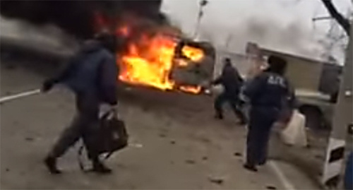 Взрыв у поста ГИБДД в Дагестане, Фото: Стоп-кадр видео  "Видео с места взрыва у Джемикентского поста ГИБДД" http://www.riadagestan.ru/news/incidents/video_s_mesta_vzryva_u_dzhemikentskogo_posta_gibdd/