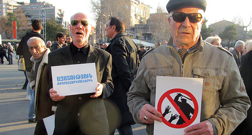 Участники митинга в Ереване 01.03.2016. Надпись на плакате "Свободу политзаключенным!". Фото Тиграна Петросяна для "Кавказского узла"