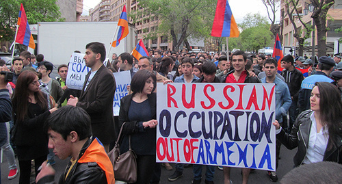 Шествие в знак протеста против продажи Россией оружия Азербайджану 13.04.2016. Фото Тиграна Петросяна для "Кавказского узла"