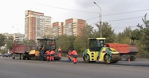 Дорожная техника на проспекте Жукова. Волгоград. Фото http://bloknot-volgograd.ru/news/v-volgograde-na-prospekte-zhukova-poyavilsya-novyy-642768