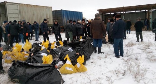 Останки жертв Первой чеченской войны были доставлены в Грозный в рефрижераторах. Грозный, 31 декабря 2016 года. Фото: https://www.facebook.com/photo.php?fbid=10202493501096421&set=a.2756422327360.71634.1761802883&type=3&theater