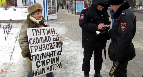 Полицейские проверяют документы у участницы пикета Галины Тихенко. Волгоград, 31 декабря 2016 года. Фото Вячеслава Ященко для "Кавказского узла"