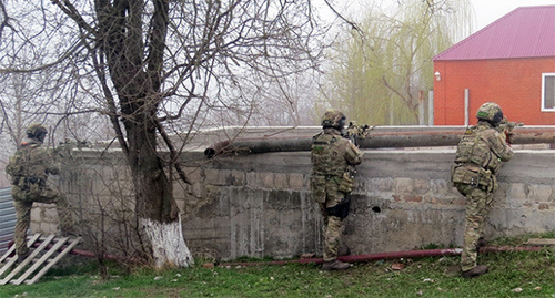 Сотрудники спецслужб во время КТО. Фото http://nac.gov.ru/kontrterroristicheskie-operacii/v-ingushetii-obnaruzhen-arsenal-v-banditskom.html