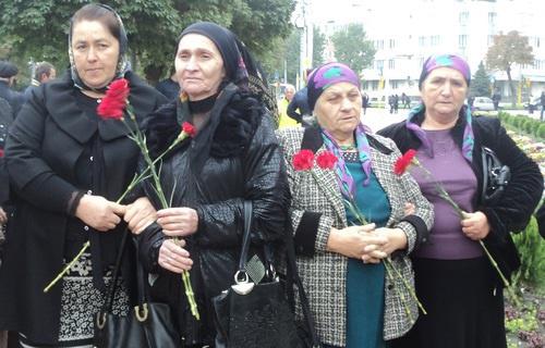 Родственники погибших сотрудников правоохранительных органов. Нальчик, 13 октября 2015 г. Фото Людмилы Маратовой для "Кавказского узла".