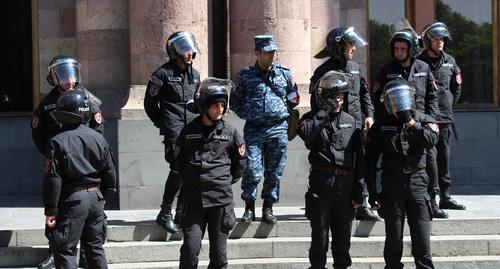 Сотрудники полиции у здания правительства в Ереване 17.04.2018. Фото Тиграна Петросяна для "Кавказского узла"