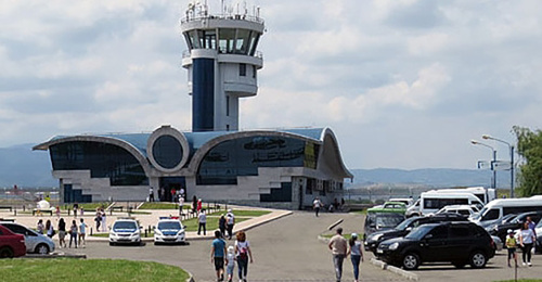 Зрители с утра собираются на шоу  Artsakh Air Fest-2018 в Степанакерте, 17 июня 2018 года. Фото Альберта Восканяна для "Кавказского узла".