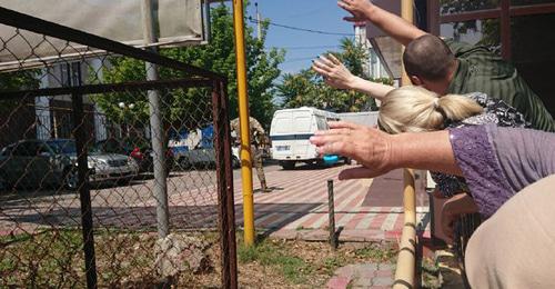 Оюба Титиева привезли в Шалинский городской суд. 9 июля 2018 г. Фото: Пресс-служба ПЦ "Мемориал" 