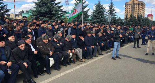 Участники акции протеста в Магасе. 7 октября 2018 года. Фото Магомеда Муцольгова, http://www.svobodu.online/blogs/342/posts/34838