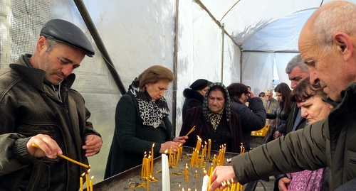 Прихожане церкви Святого Иакова в Степанакерте зажигают свечи на Рождество. 6 января 2019 года. Фото Алвард Григорян для "Кавказского узла".