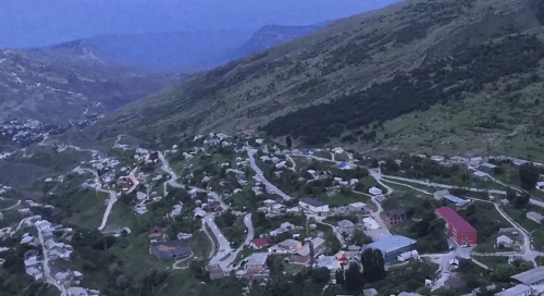 Село Мехельта в Гумбетовском районе Дагестана. Кадр видео пользователя "Джамайка Расулов" на YouTube. https://www.youtube.com/watch?v=aYwKpEhVoeM