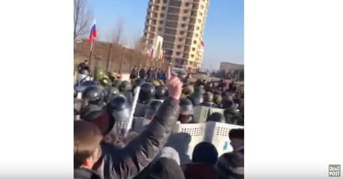 Столкновение сотрудников Росгвардии и митингующих в Магасе. 26 марта 2019 г. Скриншот видео The Caucasus Post https://www.youtube.com/watch?v=hQdBFls8n-g