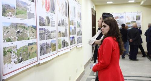 Посетители фотовыставки в Степанакерте. Фото Алвард Григорян для "Кавказского узла".