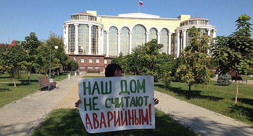 Жители общежития на улице Перевозной пикетируют у здания Астраханского областного суда. Фото Алены Садовской для "Кавказского узла"