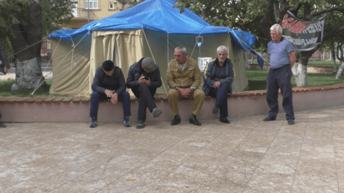 Протест ветеранов-афганцев в махачкалинском парке. 30 сентября 2019 год. Скриншот с видео "Кавказского узла".