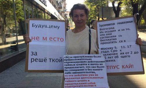 Активистка Тома Гродникова во время одиночного пикет в Волгограде. Фото Татьяны Филимоновой для "Кавказского узла"