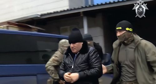 Хасан Полонкоев под конвоем. Кадр оперативного видео СК РФ https://yandex.ru/search/?text=%D0%A3%20%D1%81%D0%BB%D0%B5%D0%B4%D1%81%D1%82%D0%B2%D0%B8%D1%8F%20%D0%BD%D0%B5%D1%82%20%D0%BD%D0%B8%D0%BA%D0%B0%D0%BA%D0%B8%D1%85%20%D0%B4%D0%BE%D0%BA%D0%B0%D0%B7%D0%B0%D1%82%D0%B5%D0%BB%D1%8C%D1%81%D1%82%D0%B2%20%D0%BF%D1%80%D0%B8%D1%87%D0%B0%D1%81%D1%82%D0%BD%D0%BE%D1%81%D1%82%D0%B8%20%D0%A5%D0%B0%D1%81%D0%B0%D0%BD%D0%B0%20%D0%9F%D0%BE%D0%BB%D0%BE%D0%BD%D0%BE%D0%BA%D0%BE%D0%B5%D0%B2%D0%B0%20%D0%BA&clid=2270455&banerid=0201003251%3A6698507801243703709&win=358&lr=213