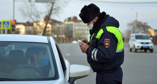 Проверка документов в Грозном. Фото:  REUTERS/Ramzan Musaev.